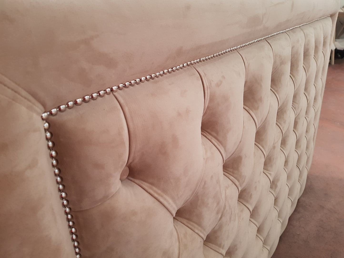 Cabecero de cama capitoné con borde liso y tachuelas