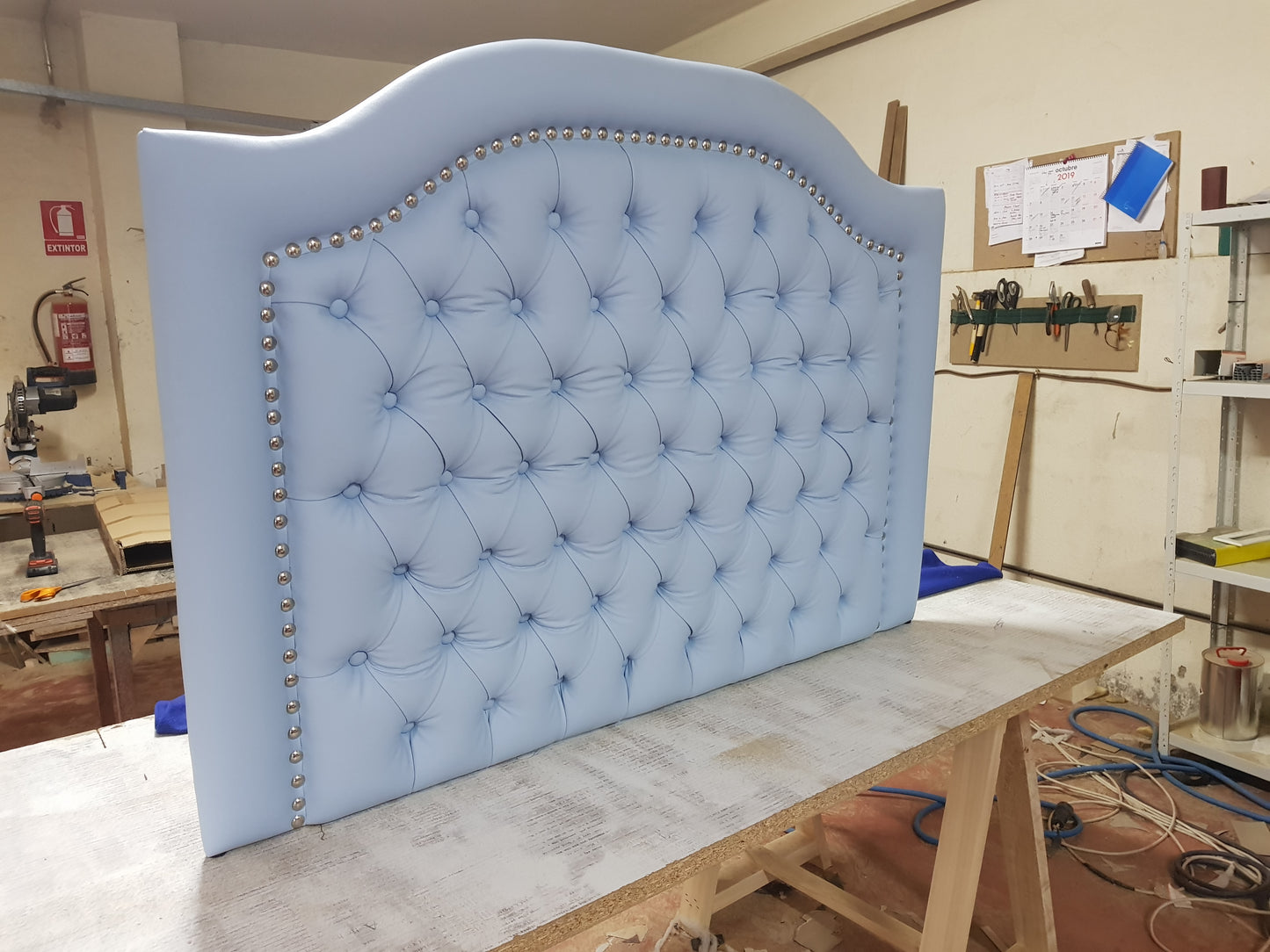 Cabecero de cama capitoné con forma