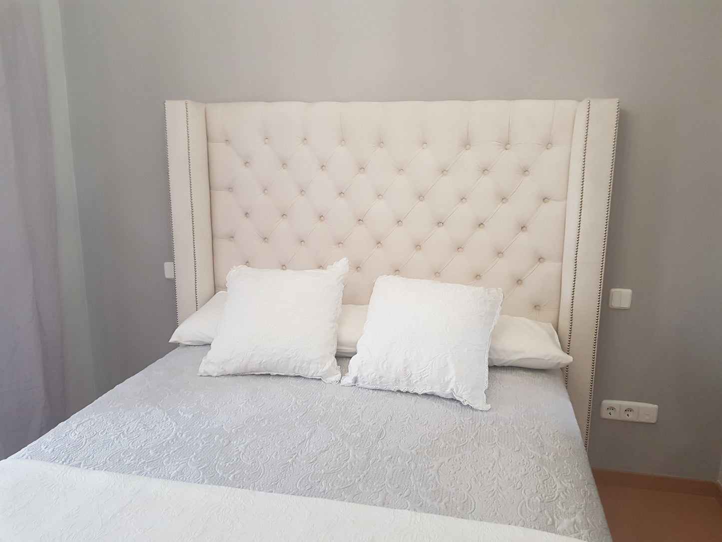 Cabecero de cama capitoné con columna