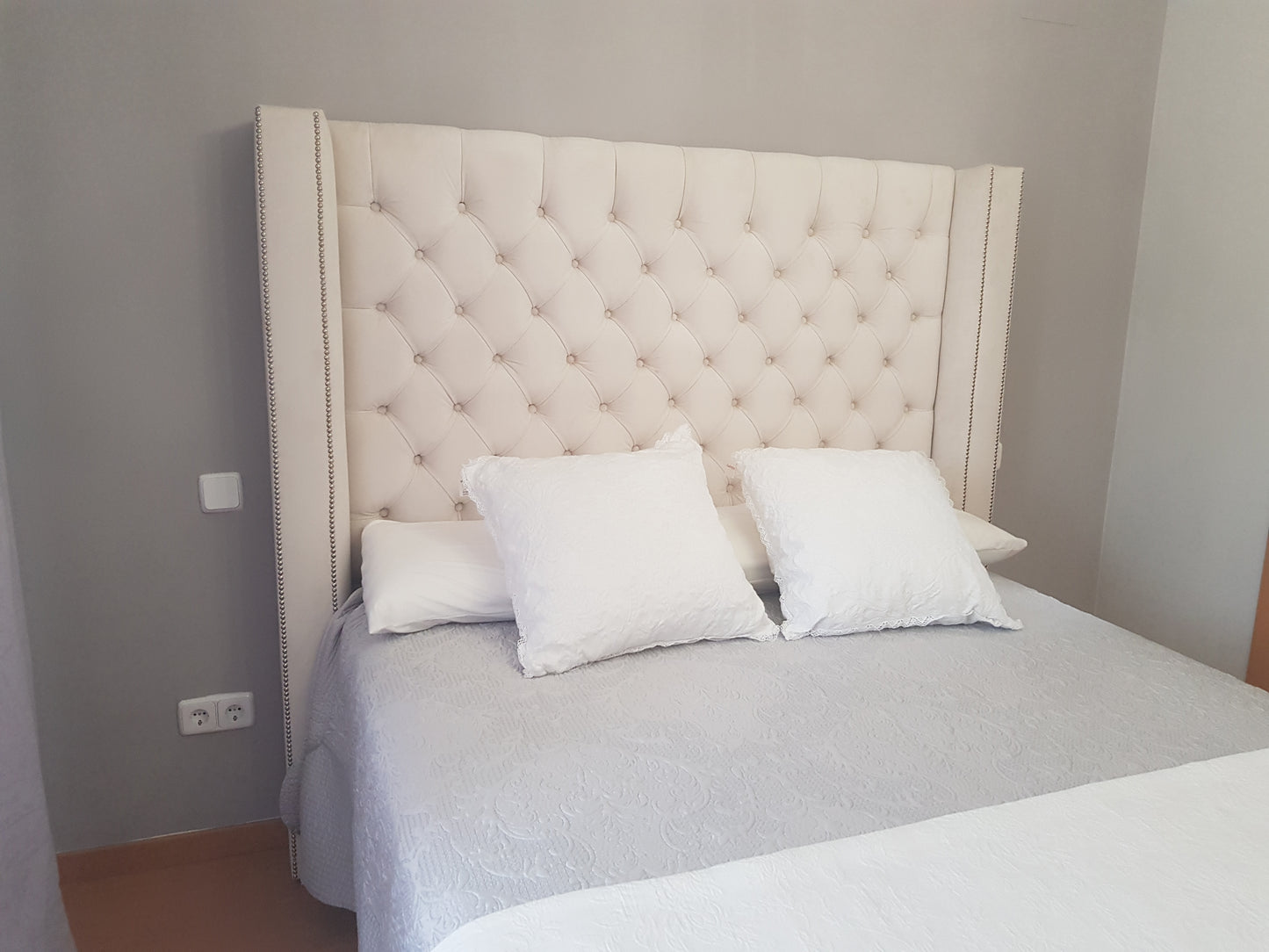 Cabecero de cama capitoné con columna