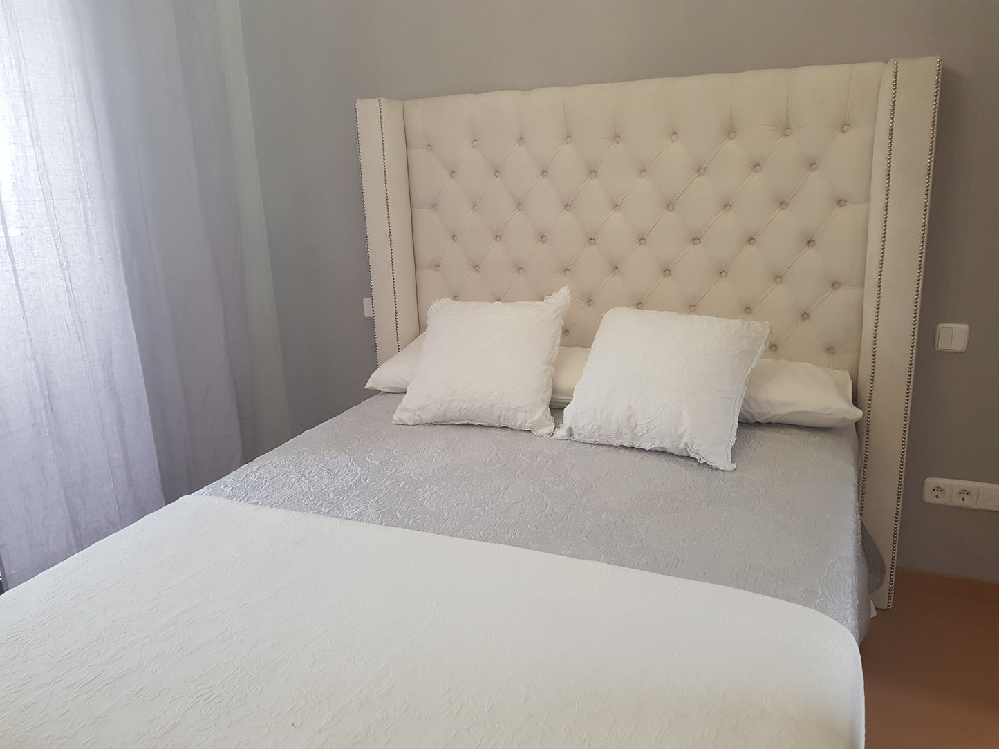 Cabecero de cama capitoné con columna