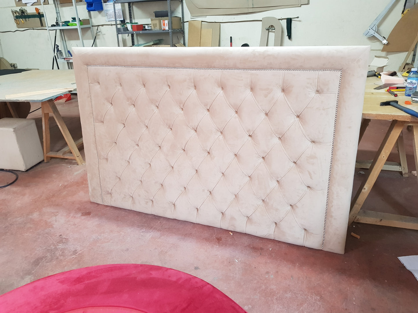 Cabecero de cama capitoné con borde liso y tachuelas