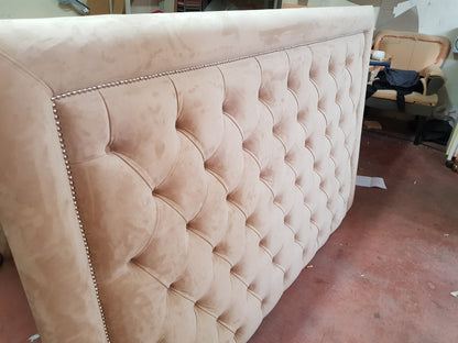 Cabecero de cama capitoné con borde liso y tachuelas
