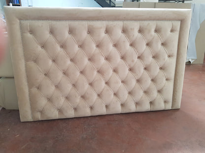 Cabecero de cama capitoné con borde liso y tachuelas
