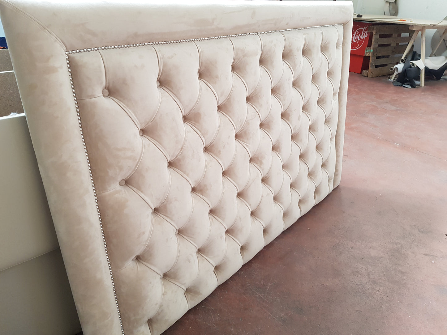 Cabecero de cama capitoné con borde liso y tachuelas