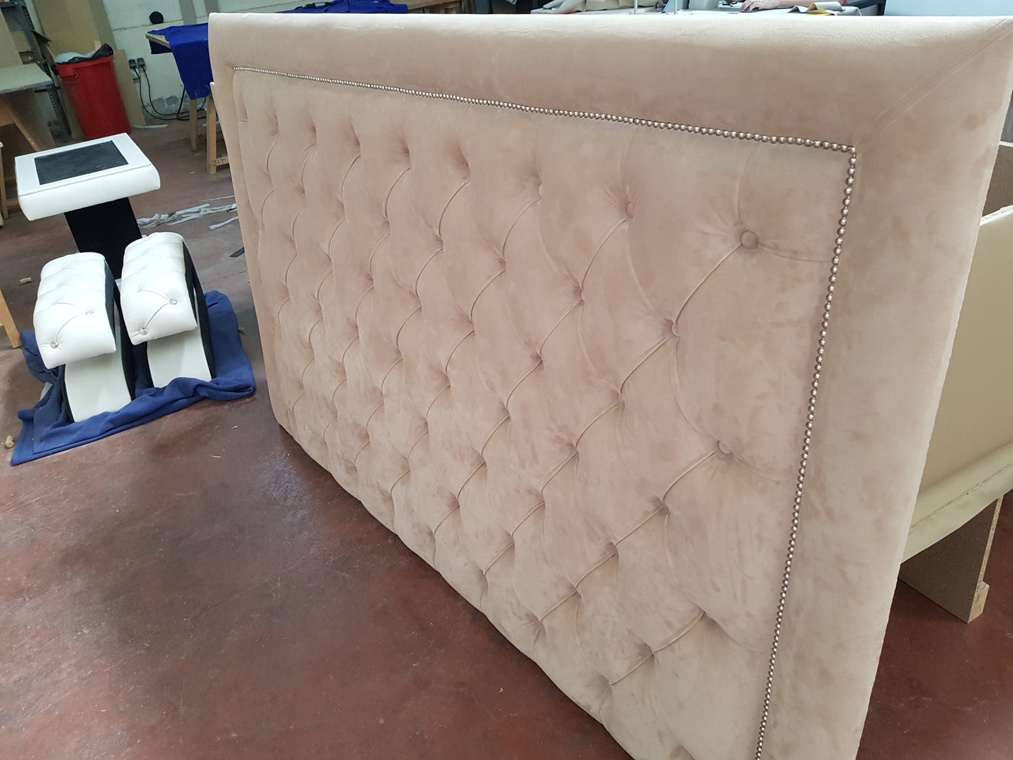 Cabecero de cama capitoné con borde liso y tachuelas