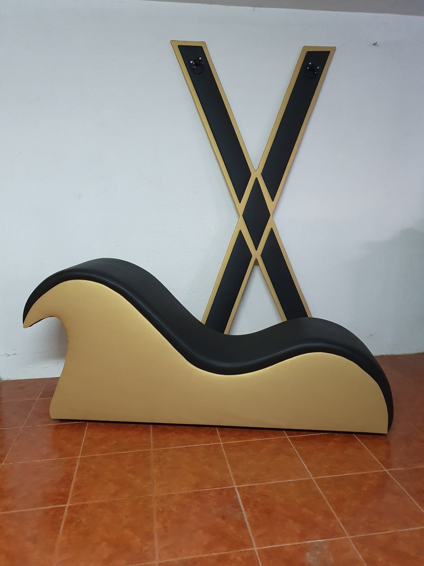 Diván tantra, cruz de San Andrés y cama redonda.