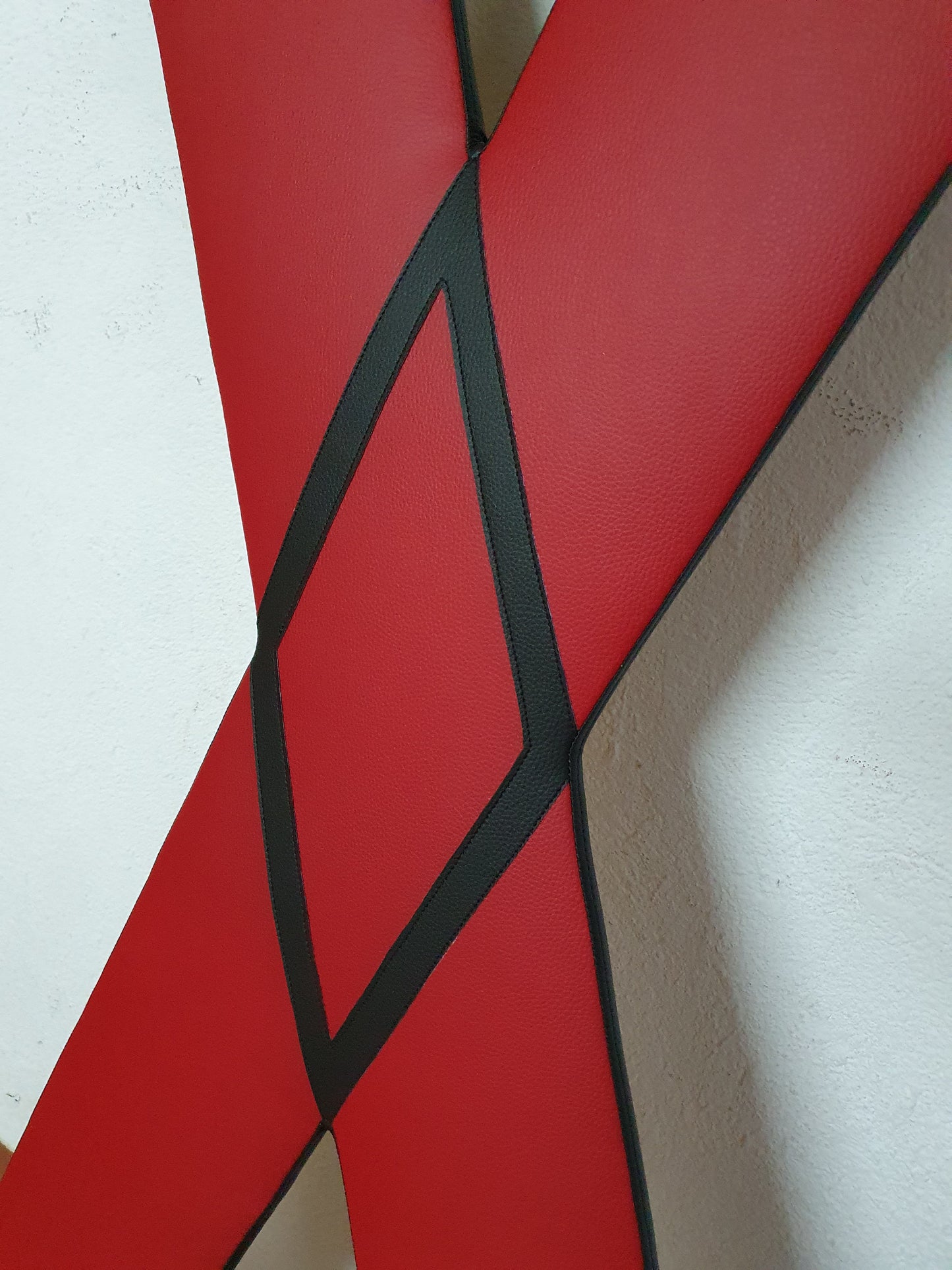 Diván tantra, cruz de San Andrés y cama redonda.
