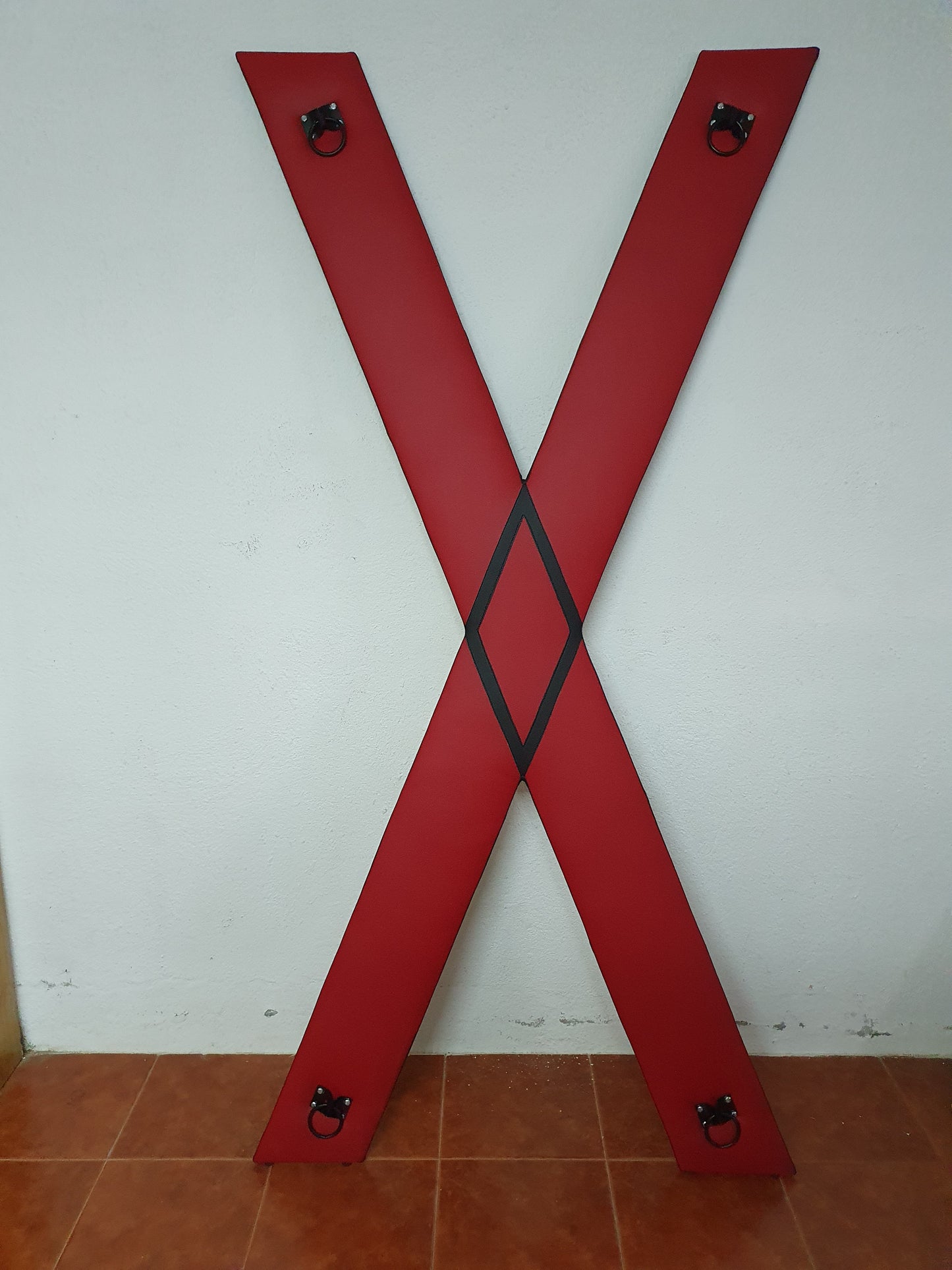 Diván tantra, cruz de San Andrés y cama redonda.