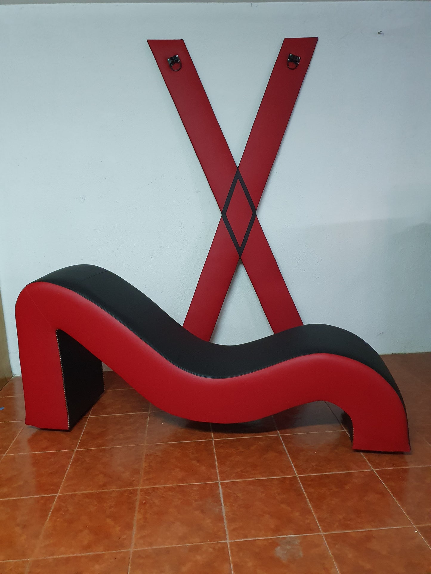 Diván tantra, cruz de San Andrés y cama redonda.