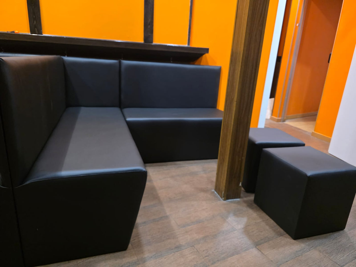 Sofá hostelería Basic con forma polipiel