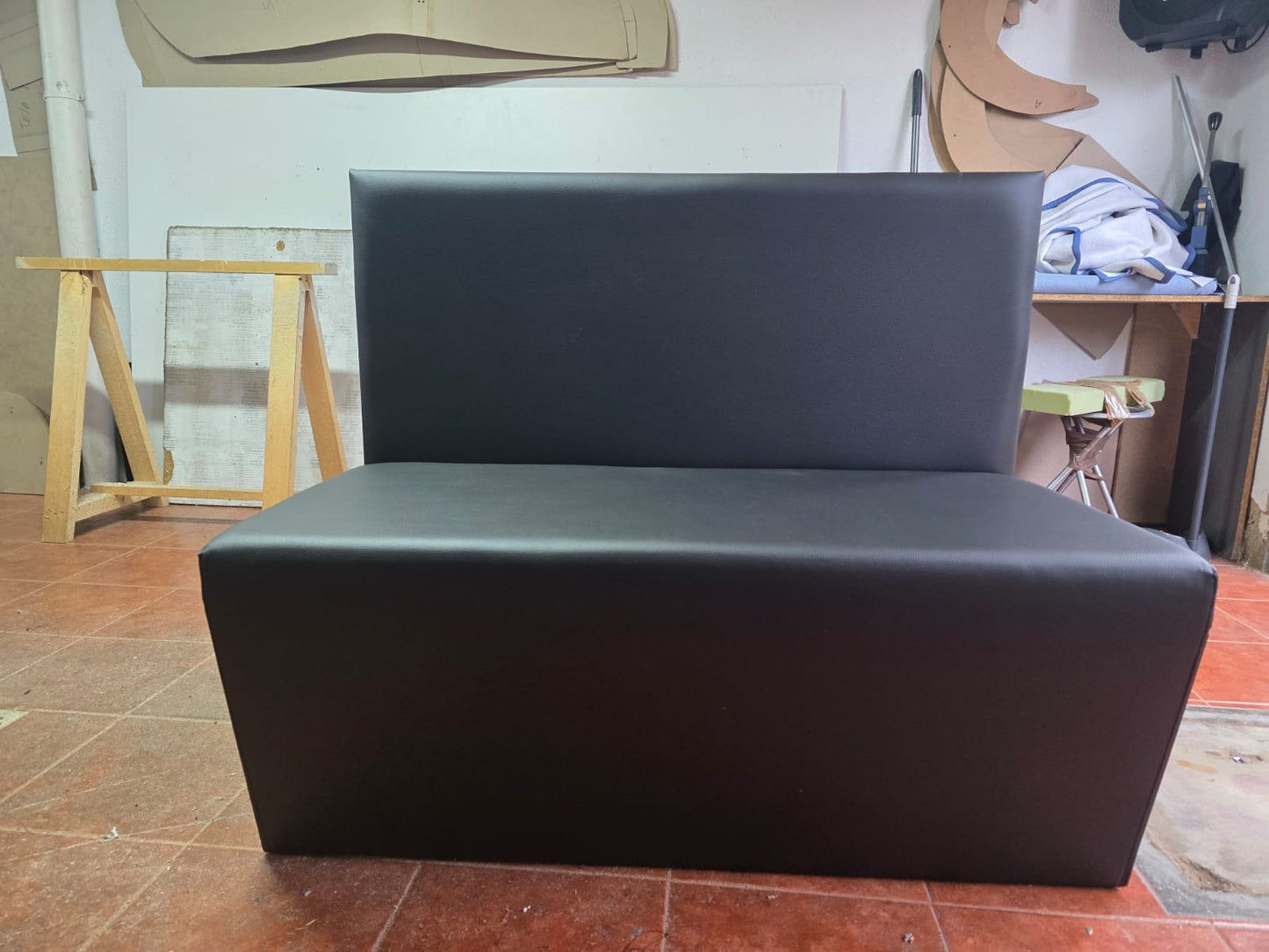 Sofá hostelería Basic con forma polipiel